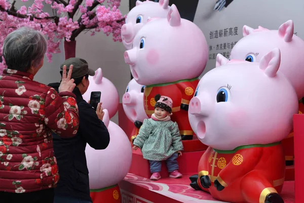 Niño Toma Fotos Con Esculturas Cerdo Para Celebrar Festival Primavera — Foto de Stock