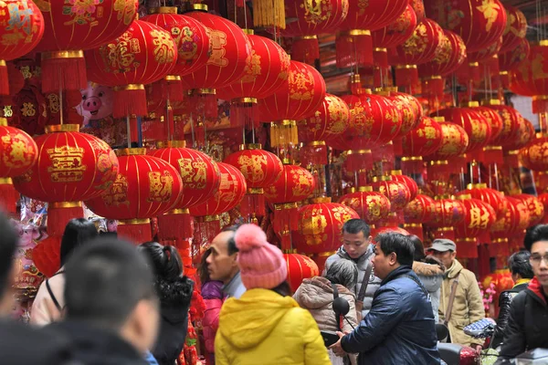 Miejscowi Mieszkańcy Chin Wybierają Czerwone Lampiony Naklejki Inne Dekoracje Wiosenny — Zdjęcie stockowe