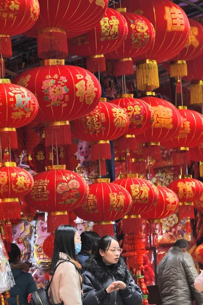 Residentes Chineses Locais Escolhem Lanternas Vermelhas Decalques Outras Decorações Para — Fotografia de Stock