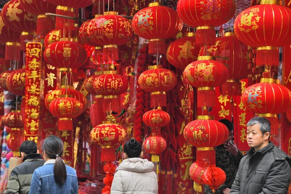 Les Résidents Chinois Choisissent Des Lanternes Rouges Des Décalcomanies Autres — Photo
