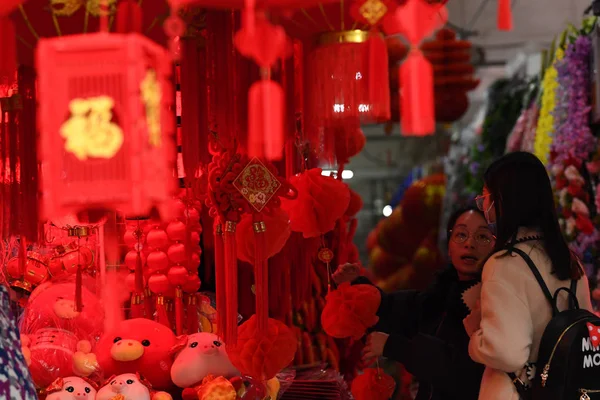 Residentes Chineses Locais Escolhem Lanternas Vermelhas Decalques Outras Decorações Para — Fotografia de Stock