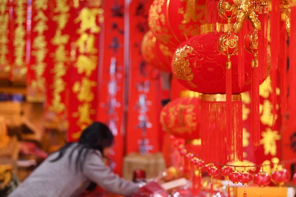 Residentes Chineses Locais Escolhem Lanternas Vermelhas Decalques Outras Decorações Para — Fotografia de Stock