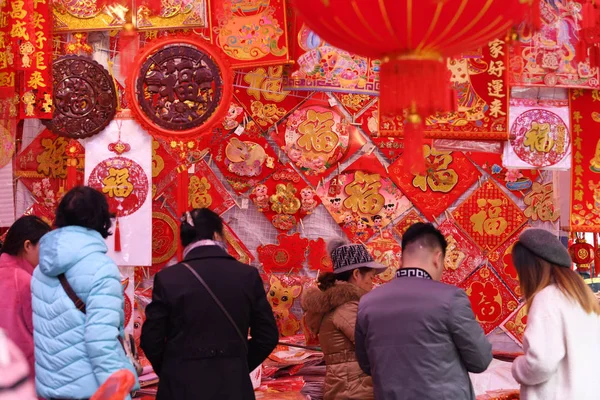 Lokale Chinesische Einwohner Wählen Rote Laternen Abziehbilder Und Andere Dekorationen — Stockfoto