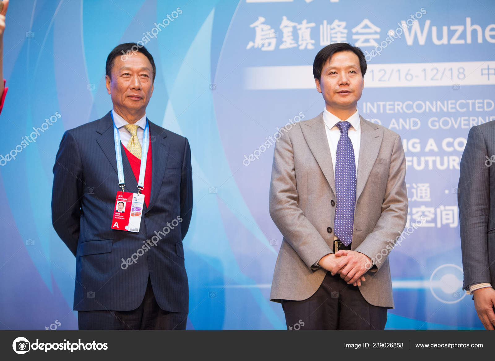 鸿海精密工业股份有限公司董事长富士康科技集团董事长郭台铭小米科技董事长金山公司董事长雷军也出席了第二届世界互联网大会期间的论坛——