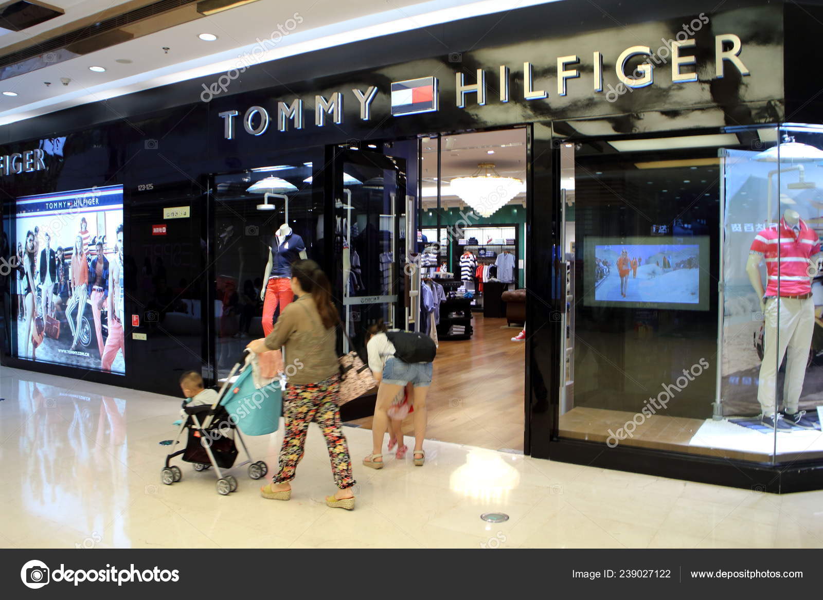 Clientes Passam Por Uma Loja Tommy Hilfiger Shopping Center Cidade —  Fotografia de Stock Editorial © ChinaImages #239027122