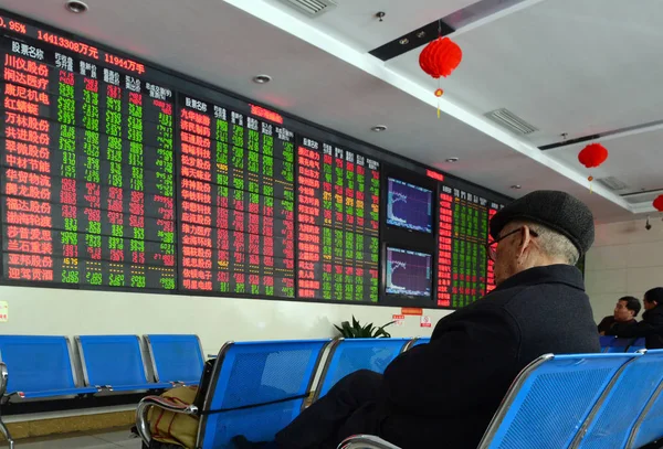 Chinese Investeerders Kijken Naar Prijzen Van Aandelen Rood Voor Prijs — Stockfoto