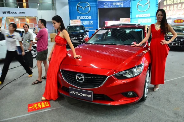 Modelos Posar Com Mazda Atenza Exposição Durante Uma Exposição Automóveis — Fotografia de Stock