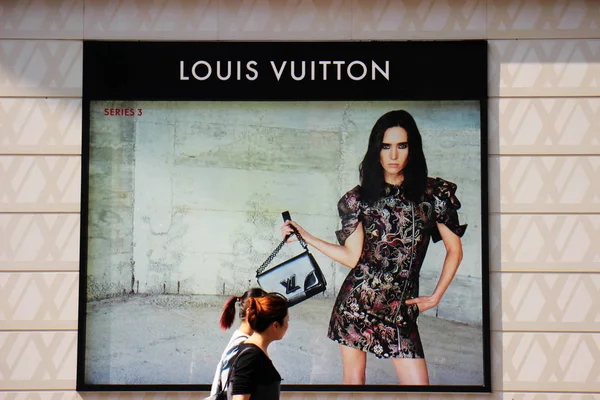 File Pedestres Passar Por Uma Boutique Moda Louis Vuitton Chongqing — Fotografia de Stock