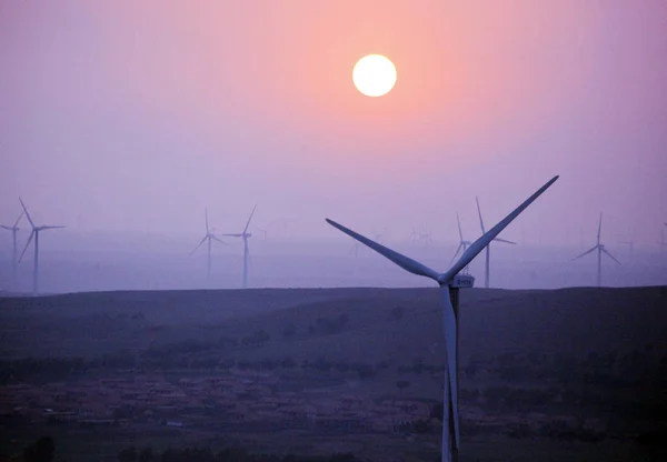 2015年7月13日 河北省张家口市张北县一个风力发电场的风力涡轮机涡旋发电 — 图库照片