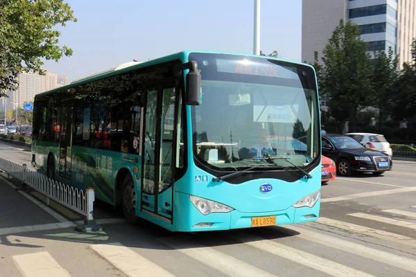 2014年12月21日 一辆Byd K9电动巴士在中国西北部陕西省西安市的一条公路上行驶 — 图库照片