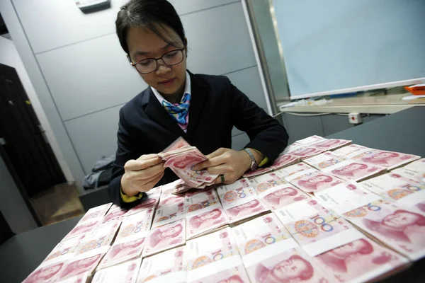 Китайський Чиновник Підраховує Банкноти Юанів Юанів Єни Банку Huaibei Місті — стокове фото