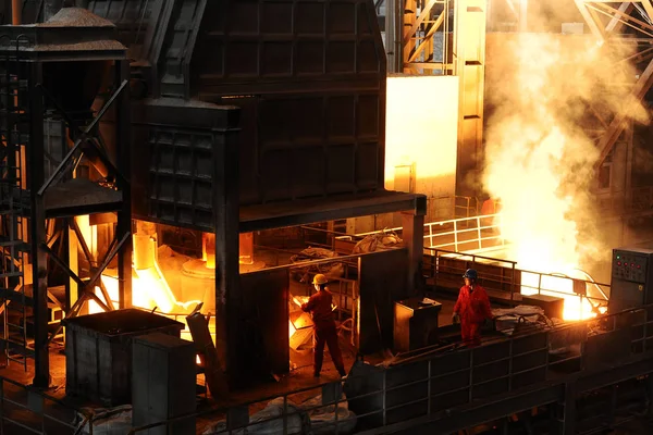 Trabalhadores Chineses Pesquisa Produção Aço Lado Forno Contendo Aço Fundido — Fotografia de Stock