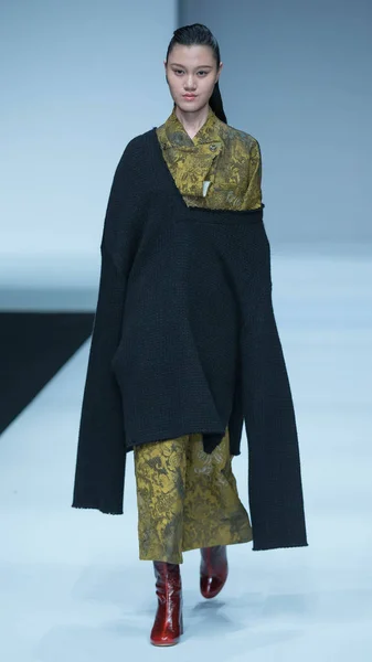Модель Демонстрирует Новое Творение Модном Показе Zhaoqianyan Время China Fashion — стоковое фото