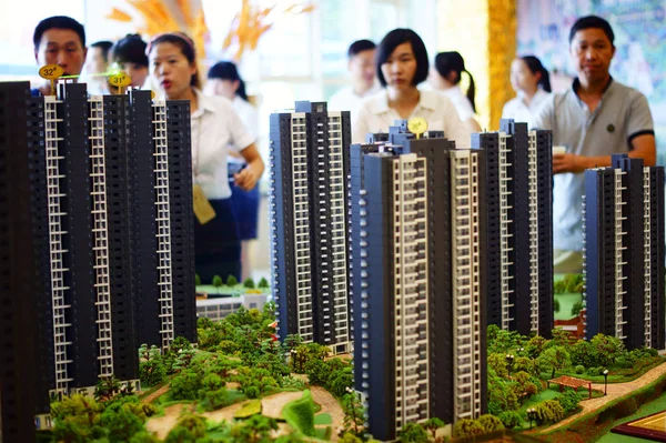2015年7月25日 中国中部湖北省宜昌市一个住宅物业项目的销售中心查看住房模型 — 图库照片