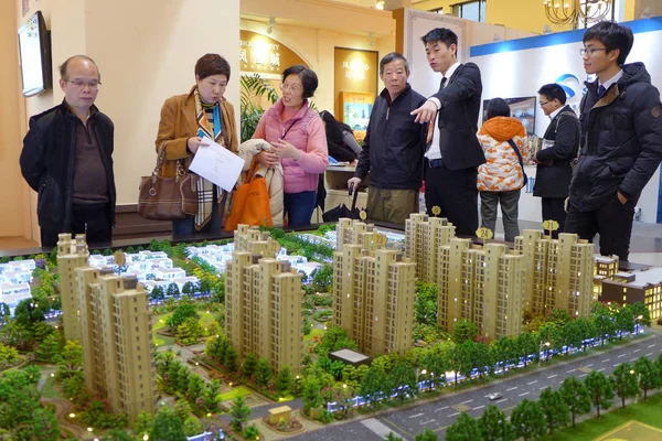 2015年12月5日 在中国上海举行的房地产博览会上 中国购房者关注住宅项目的住房模式 — 图库照片