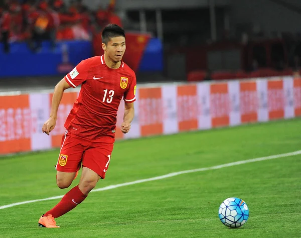 Zhao Mingjian Dari Cina Dribbles Melawan Maladewa Dalam Pertandingan Grup — Stok Foto