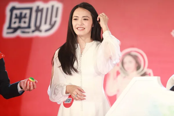 2016年3月26日 中国女演员姚晨在中国上海为奥莫举办的促销活动中微笑 — 图库照片