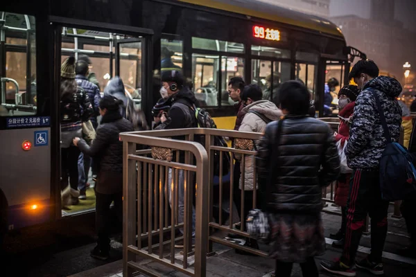 Les Piétons Dont Plupart Portent Des Masques Faciaux Attendent Arrêt — Photo