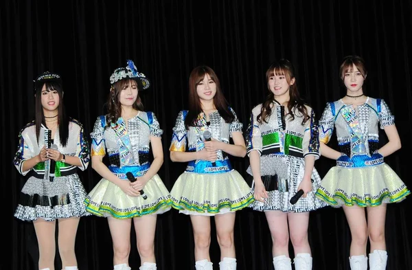 Snh48 の中国の女の子のグループのメンバーは 2016 中国のグローバル港メガ モールでジョイポリス遊園地の開会式でポーズします — ストック写真