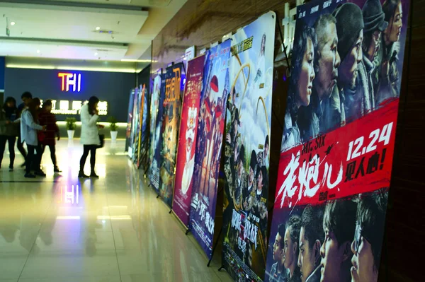 Les Cinéphiles Chinois Regardent Des Affiches Films Dans Cinéma Ville — Photo
