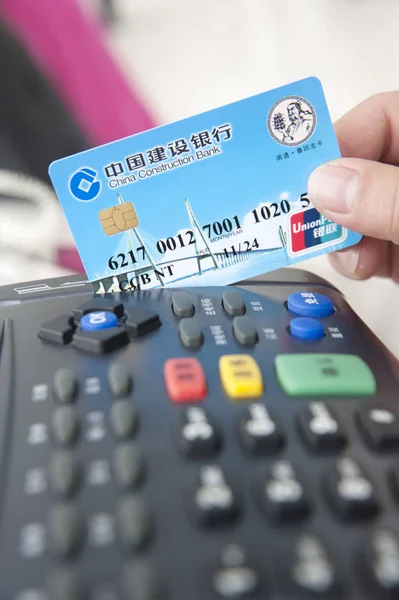 Chinese Cashier Prepares Swipe Bank Card China Construction Bank Supported — Stock Photo, Image