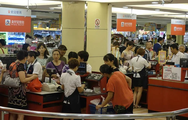 Clientes Check Out Sob Anúncios Para Alipay Wallet Serviços Pagamento — Fotografia de Stock