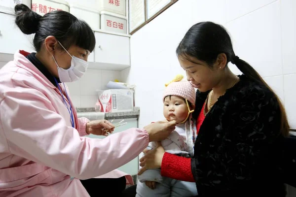 Travailleur Médical Chinois Prépare Vacciner Une Fillette Dans Hôpital Changan — Photo