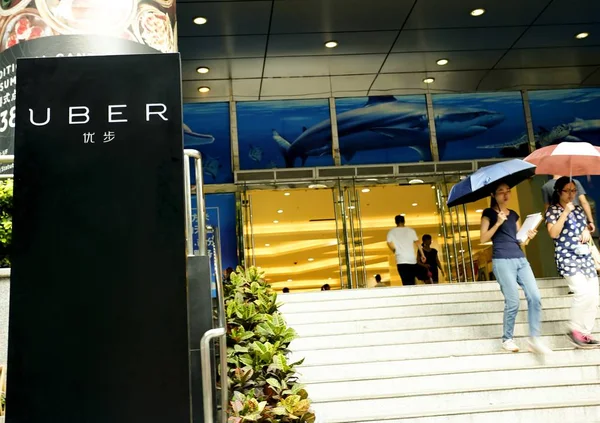 Een Bord Van Taxi Hailing App Uber Geeft Ophaalplaats Van — Stockfoto