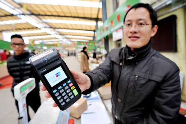 Chinese Worker Shows Pos Machine Supported China Unionpay Produce Market — Stock Photo, Image