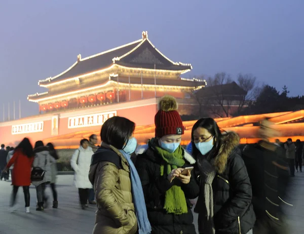 Turister Varav Flesta Bär Ansiktsmasker Besök Tian Anmen Square Heavy — Stockfoto