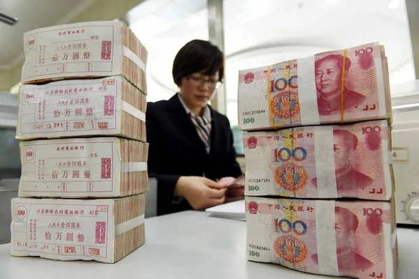 Chinese Clerk Counts Rmb Renminbi Yuan Banknotes Bank Ganyu County — Stock Photo, Image