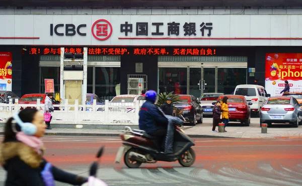 Пішоходів Велосипедистів Проходять Філія Icbc Промисловий Комерційний Банк Китаю Ічан — стокове фото