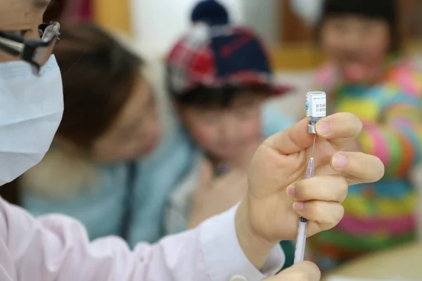 Travailleur Médical Chinois Remplit Injecteur Une Dose Vaccin Pour Vacciner — Photo