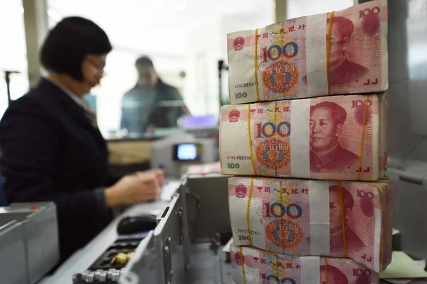 Chiński Urzędnik Liczy Się Banknoty Yuan Rmb Renminbi Banku Gminie — Zdjęcie stockowe