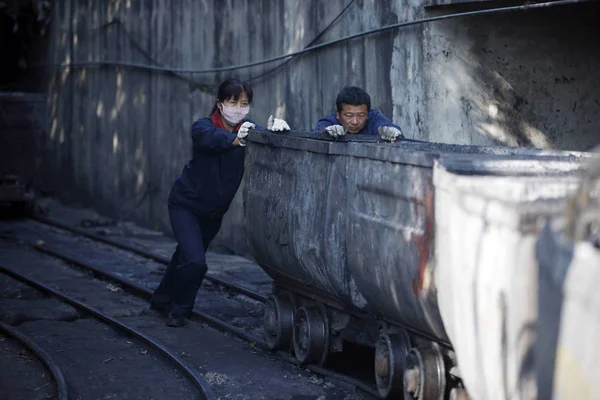 Trabajadores Chinos Empujan Coches Mineros Una Mina Carbón Ciudad Huaibei —  Fotos de Stock
