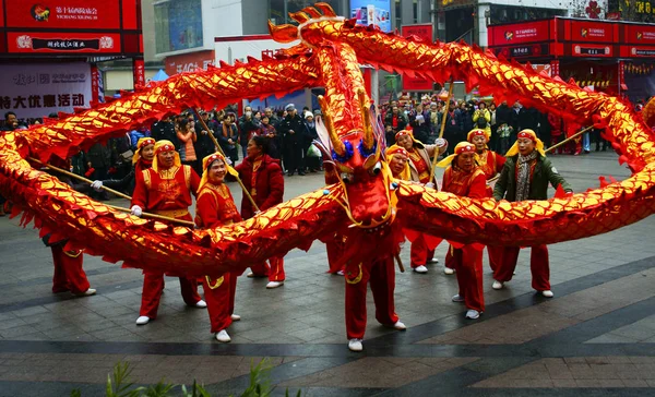 Учасники Виконують Dragon Dance Щоб Відсвяткувати Майбутній Маленький Новий Рік — стокове фото