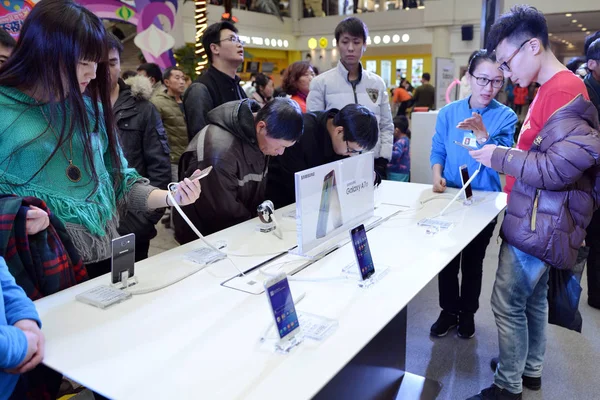 Les Résidents Chinois Locaux Regardent Testent Nouveaux Smartphones Samsung Dans — Photo