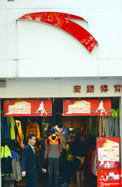 Peatón Pasa Por Una Tienda Ropa Deportiva Anta Ciudad Yichang —  Fotos de Stock