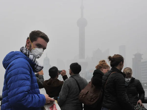Los Turistas Extranjeros Que Usan Máscaras Faciales Contra Contaminación Del — Foto de Stock