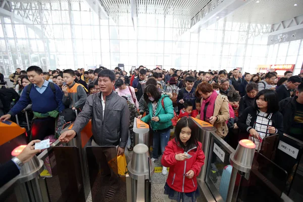 Una Multitud Pasajeros Chinos Hacen Cola Para Hacer Check Llevar — Foto de Stock