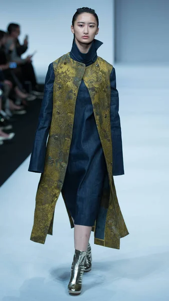 Modell Visar Skapelse Zhaoqianyan Modevisning Den Kina Fashion Week Höst — Stockfoto
