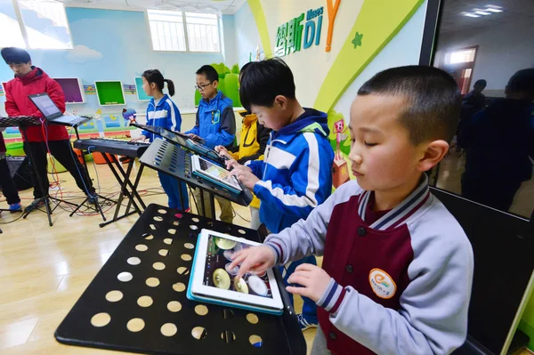 Alunos Chineses Ipad Band Tocam Instrumentos Musicais Seus Tablets Ipad — Fotografia de Stock