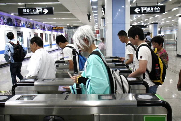 Des Passagers Chinois Glissent Leur Carte Transport Public Pour Franchir — Photo