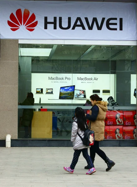 Пешеходы Проходят Мимо Магазина Huawei Городе Ичан Центральная Провинция Китая — стоковое фото