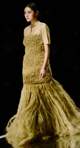 Model Displays New Creation Hempel Award 24Th China International Young — ストック写真