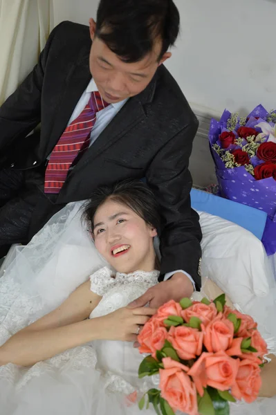 Terminally Ill Chinese Woman Yang Liu Dressed Wedding Gown Right — Stock Photo, Image