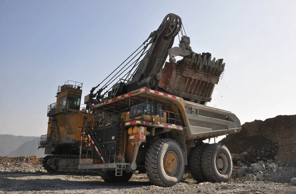 2016년 장시성 덱싱시에 공사의 오픈캐스트 광산에서 기계가 광석이 트럭을 — 스톡 사진