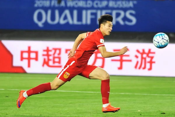 中国の呉レイは 2016 日中国中央部の湖北省武漢市に 2018 Fifa のワールド カップのアジア最終予選の第 ラウンド中にグループ の試合でモルディブに対してドリブルします — ストック写真