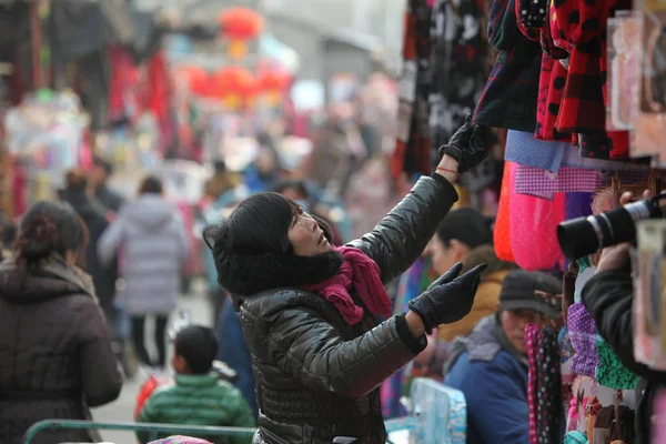 Ein Kunde Kauft Kleidung Auf Einem Markt Kreis Jinhu Der — Stockfoto