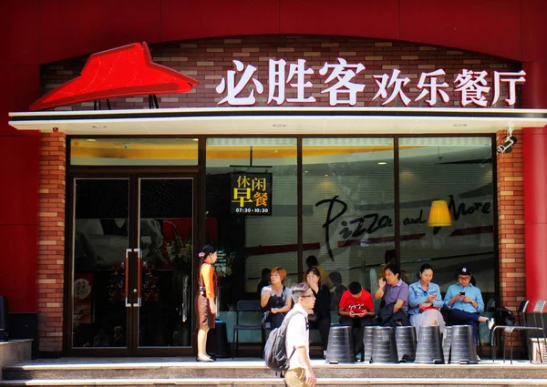 2015年10月11日 在中国重庆百胜品牌的必胜客餐厅外排队的顾客 — 图库照片